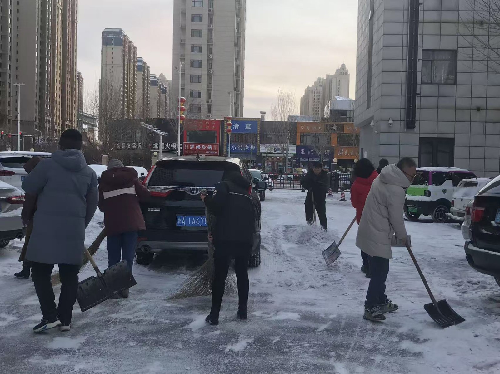 组织全局干部职工清扫积雪